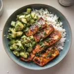 Tazón de Salmón Glaseado con Chipotle y Ensalada de Aguacate y Feta
