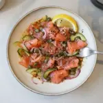 Tazón de Sashimi de Salmón con Salsa de Miso y Soja