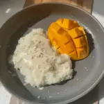 Arroz pegajoso con mango tailandés cocinado en olla arrocera