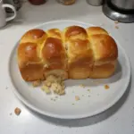 Pan brioche dorado y esponjoso en una mesa de cocina