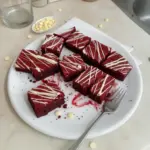 Brownies de terciopelo rojo fáciles y esponjosos con un glaseado atractivo