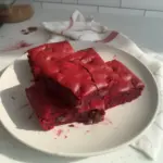 Brownies de terciopelo rojo fudgy