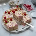 Cheesecake de frambuesa sin hornear con frescas frambuesas decorativas