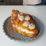 Delicioso Croissant de Tiramisú, postre gourmet con sabor a café y cacao.