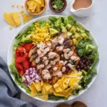 Ensalada de tacos de pollo fresca y colorida en un plato.