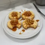 Galletas de cheesecake de caramelo salado en un plato decorativo.