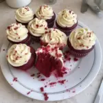 Deliciosos cupcakes de terciopelo rojo decorados y listos para disfrutar