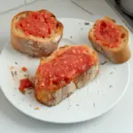 Imagen de un delicioso pan con tomate fresco y jugoso