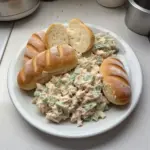 Panecillos con ensalada de pollo cremosa