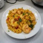 Tazón de arroz con camarones, un plato sabroso y colorido con mariscos y arroz.