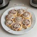 Deliciosos rollos de canela recién horneados con glaseado