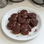Rollos de chocolate fundido en canela recién horneados