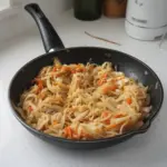 Plato colorido de salteado de repollo preparado con verduras frescas