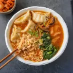 Sopa de Fideos con Kimchi y Empanadillas