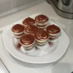 Deliciosas tazas de tiramisú decoradas con cacao y café