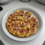 Deliciosa Tortilla Española con Chorizo y Jamón Serrano recién hecha.