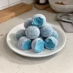 Trufas de Navidad azules decoradas con chocolate y virutas de colores