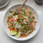 Ensalada de fideos vietnamita fresca y fácil con ingredientes coloridos.